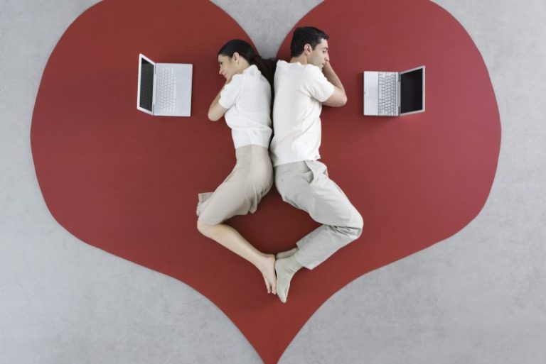 Cinta Jarak Jauh Bukan Alasan Boleh Curang! Ikut 5 Tip Ini Kalau Nak Kekal, No 4 Kena Amalkan Selalu