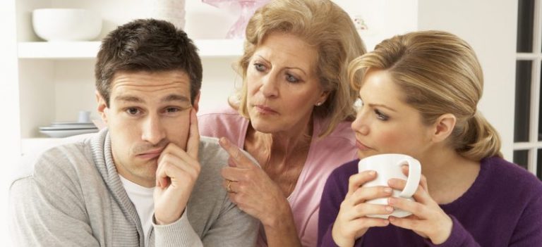 Kahwini Lelaki Jenis ‘Anak Mak’? Ini 7 Cara Relevan Yang Boleh Anda Buat Untuk Kendalikannya