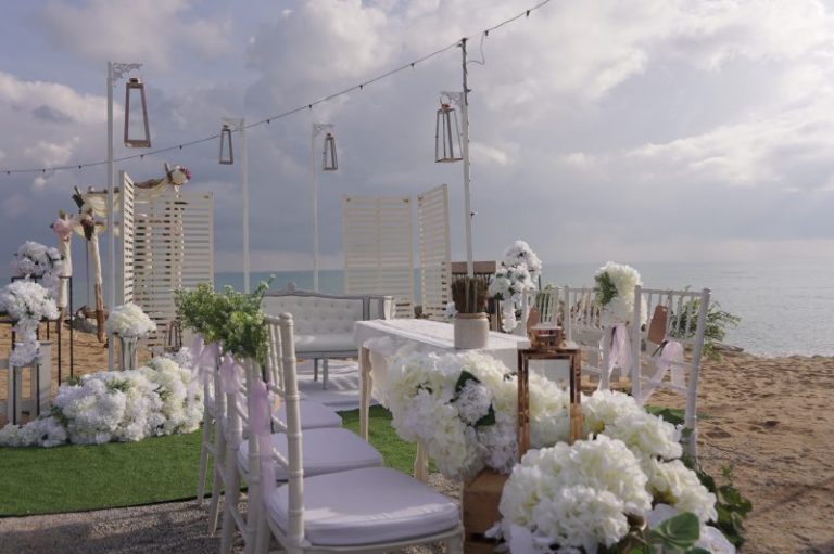 Pelamin Dan Dekorasi Serba Putih Di Tepi Pantai Cipta Kelainan Di Majlis Nikah