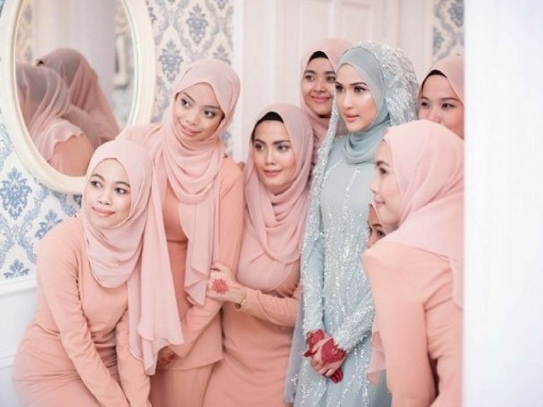 Make Sure Kawan-Kawan Jenis Ini Yang Anda Bawa Bila Cari Baju Kahwin