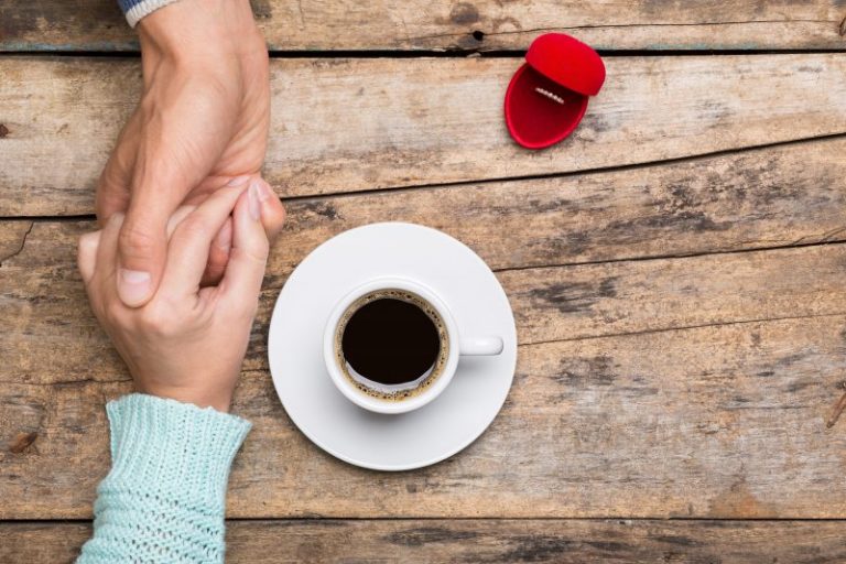 Genggam Tangan Isteri Seeratnya, Boleh Buat Hatinya Lembut & Tersentuh