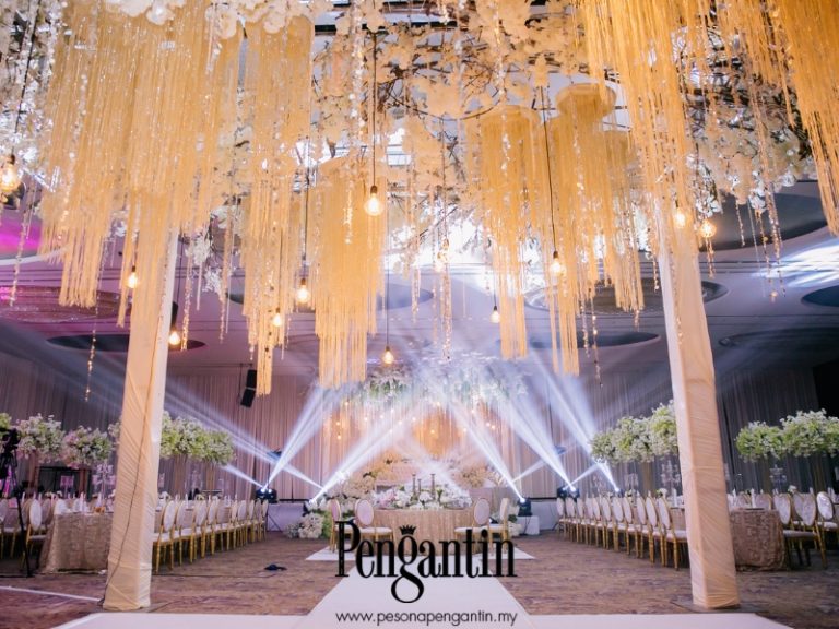 Majlis Resepsi Bertema Glam White Garden