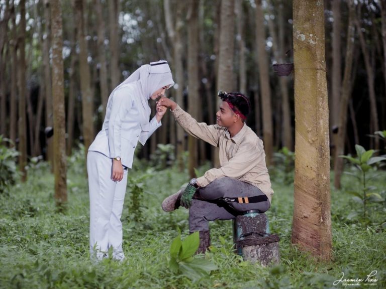 Jurugambar Ini Kongsi Foto Kahwin Unik Si Jururawat & Penoreh Getah