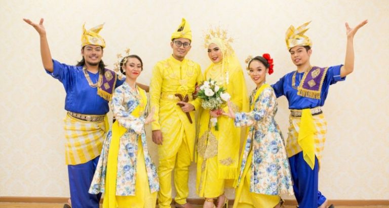 Keluarga Yang Sempurna Bermula Dari Isteri Yang Happy