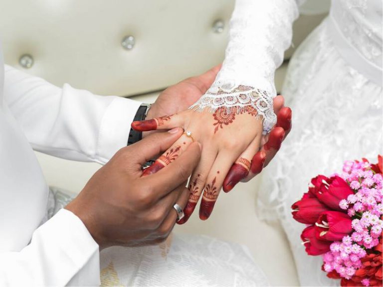 Soalan ‘Panas’ Yang Orang Suka Tanya Pada Pasangan Baru Kahwin