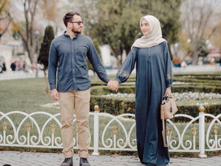 Genggam Tangan Isteri Seeratnya, Boleh Buat Hatinya Lembut & Tersentuh