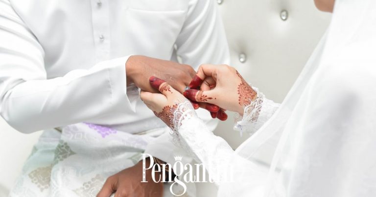 Simpan Malu Disentuh Suami Kali Pertama. Lama-lama Nampak Gedik Pula Bila Melentuk Depan Khalayak!