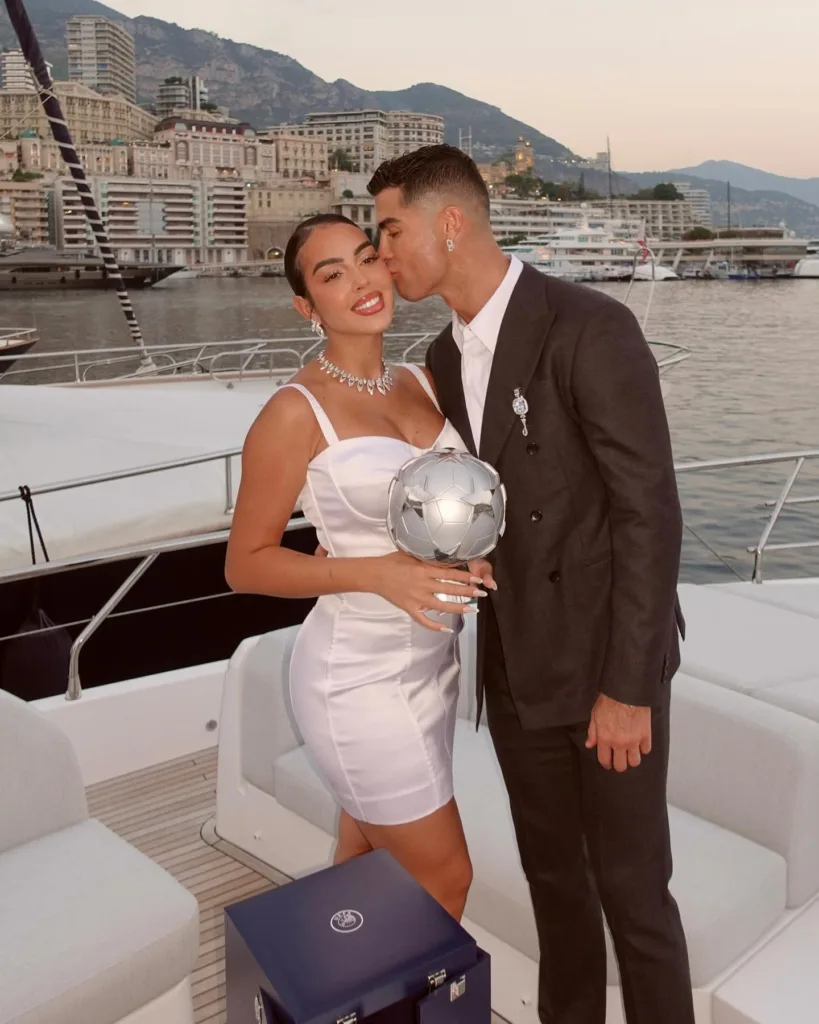 Hampir Sedekad Bersama, Cristiano Ronaldo Kini Sah Bergelar Suami Georgina Rodríguez