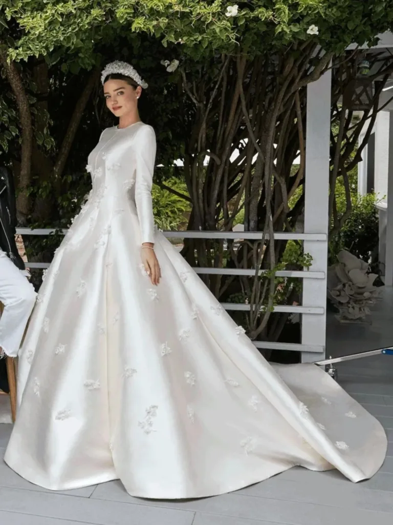 Tertutup Tetap Menawan, 5 Selebriti Hollywood Ini Buktikan Busana Pengantin Sopan Tidak Pernah Membosankan 4 Tertutup Tetap Menawan, 5 Selebriti Hollywood Ini Buktikan Busana Pengantin Sopan Tidak Pernah Membosankan
