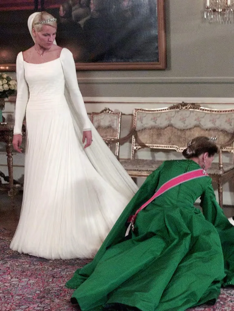 Daripada Rakyat Biasa Ke Permaisuri Norway, Gaun Pengantin Mette-Marit Kekal Menawan Selepas 25 Tahun 3 Daripada Rakyat Biasa Ke Permaisuri Norway, Gaun Pengantin Mette-Marit Kekal Menawan Selepas 25 Tahun