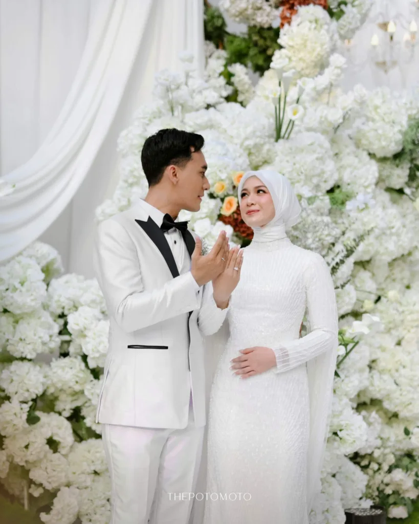 Sah Bergelar Isteri, Dea Annisa Anggun Berhijab Di Sisi Mazaki Ahmad Dalam Pernikahan Serba Putih 4 Sah Bergelar Isteri, Dea Annisa Anggun Berhijab Di Sisi Mazaki Ahmad Dalam Pernikahan Serba Putih