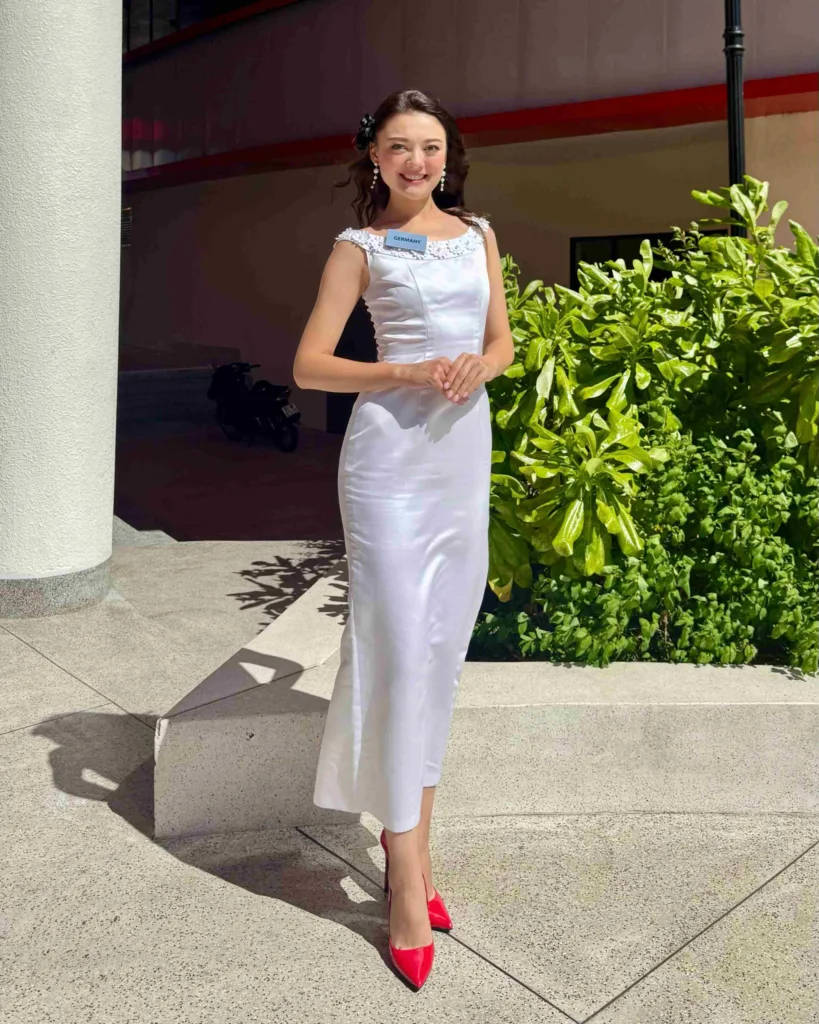 Sarung Gaun Kahwin Ibu, Julia Kuhnle Bawa Kisah Identiti dan Keluarga Ke Pentas Miss World 3 Sarung Gaun Kahwin Ibu, Julia Kuhnle Bawa Kisah Identiti dan Keluarga Ke Pentas Miss World
