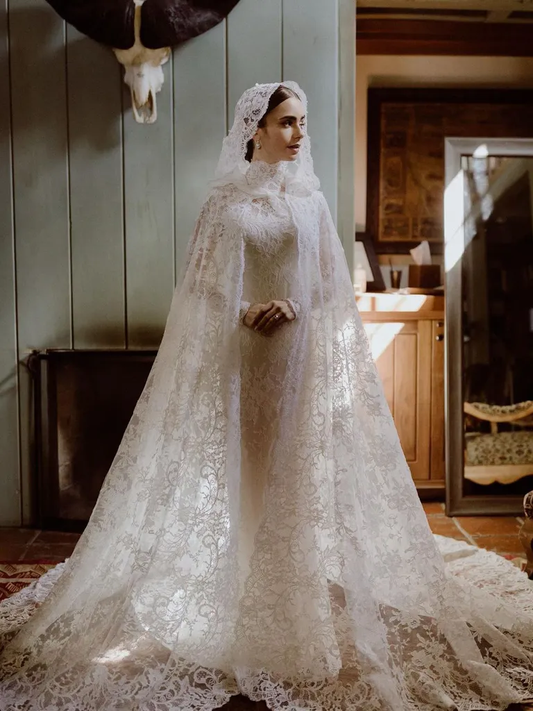 Tertutup Tetap Menawan, 5 Selebriti Hollywood Ini Buktikan Busana Pengantin Sopan Tidak Pernah Membosankan 10 Tertutup Tetap Menawan, 5 Selebriti Hollywood Ini Buktikan Busana Pengantin Sopan Tidak Pernah Membosankan