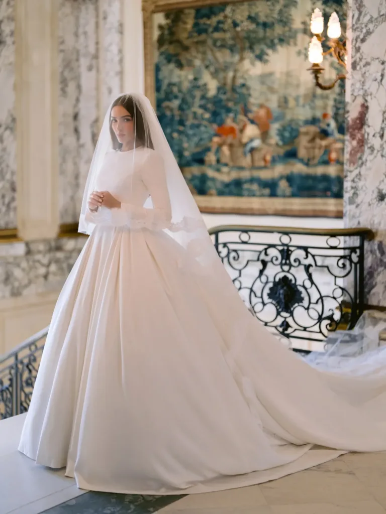 Tertutup Tetap Menawan, 5 Selebriti Hollywood Ini Buktikan Busana Pengantin Sopan Tidak Pernah Membosankan 11 Tertutup Tetap Menawan, 5 Selebriti Hollywood Ini Buktikan Busana Pengantin Sopan Tidak Pernah Membosankan