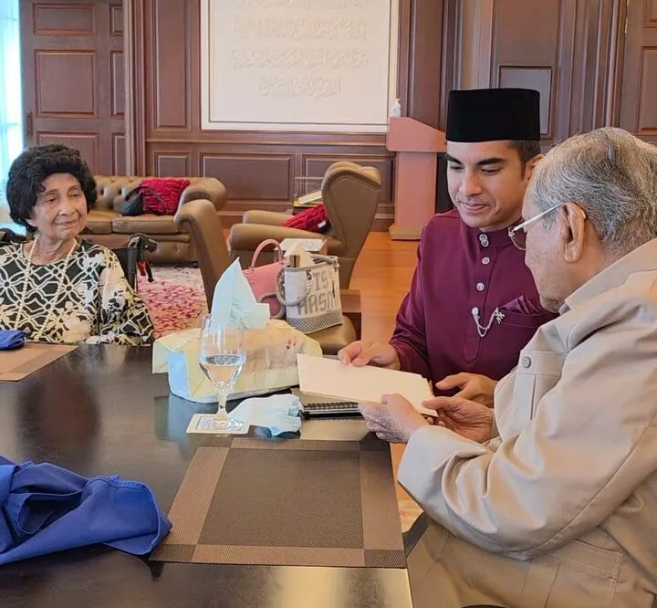 Potret Berdua Hiasi Kad Kahwin, Syed Saddiq Dan Bella Astillah Serah Undangan Kepada Tetamu Istimewa 2 Potret Berdua Hiasi Kad Kahwin, Syed Saddiq Dan Bella Astillah Serah Undangan Kepada Tetamu Istimewa