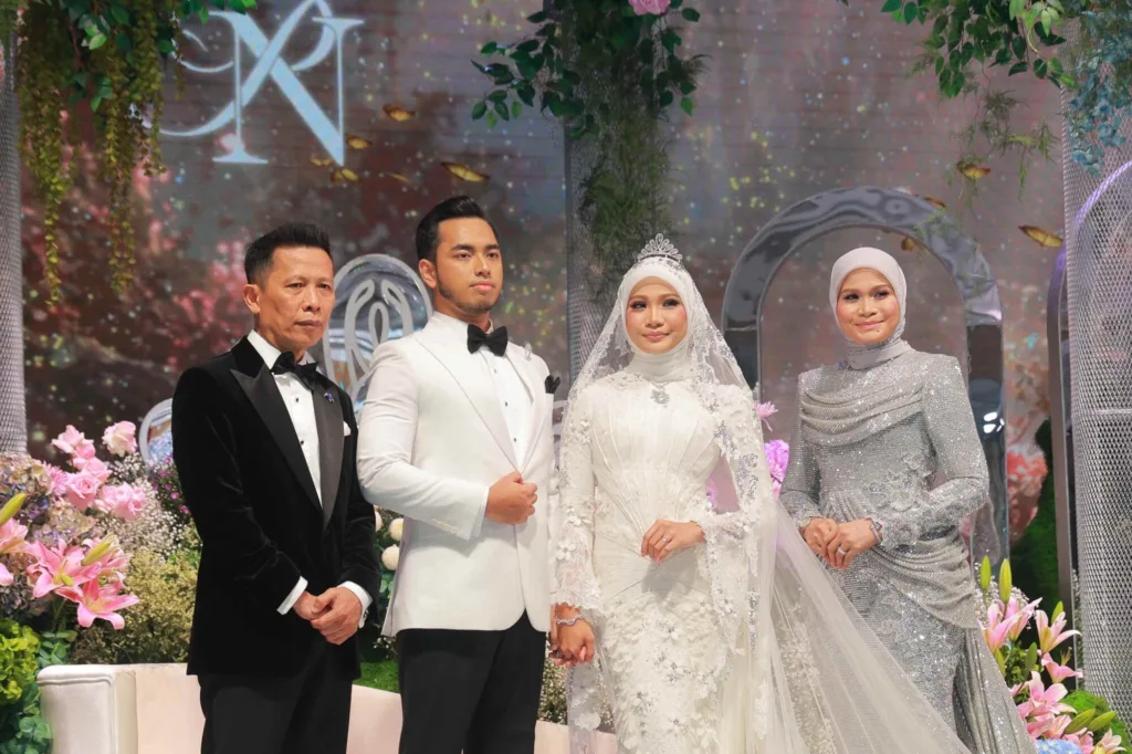 Persalinan Bernilai RM170,000, Tiara Eksklusif Swarovski Lengkapkan Penampilan Putri Batriyshah Di Sisi Muhammad Naim 2 Persalinan Bernilai RM170,000, Tiara Eksklusif Swarovski Lengkapkan Penampilan Putri Batriyshah Di Sisi Muhammad Naim