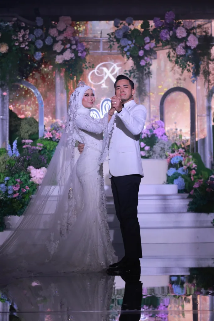 Persalinan Bernilai RM170,000, Tiara Eksklusif Swarovski Lengkapkan Penampilan Putri Batriyshah Di Sisi Muhammad Naim 3 Persalinan Bernilai RM170,000, Tiara Eksklusif Swarovski Lengkapkan Penampilan Putri Batriyshah Di Sisi Muhammad Naim