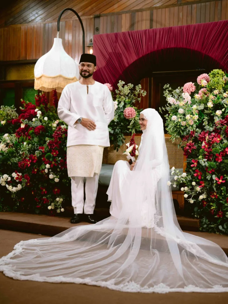 Malek McCrone & Isteri Menawan Dalam Persalinan Qudyn Aziz, Sentuhan Klasik Serba Putih Curi Perhatian 3 Malek McCrone & Isteri Menawan Dalam Persalinan Qudyn Aziz, Sentuhan Klasik Serba Putih Curi Perhatian