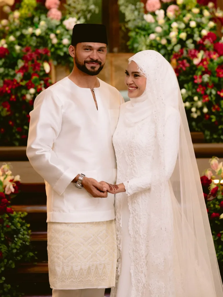 Malek McCrone & Isteri Menawan Dalam Persalinan Qudyn Aziz, Sentuhan Klasik Serba Putih Curi Perhatian 2 Malek McCrone & Isteri Menawan Dalam Persalinan Qudyn Aziz, Sentuhan Klasik Serba Putih Curi Perhatian